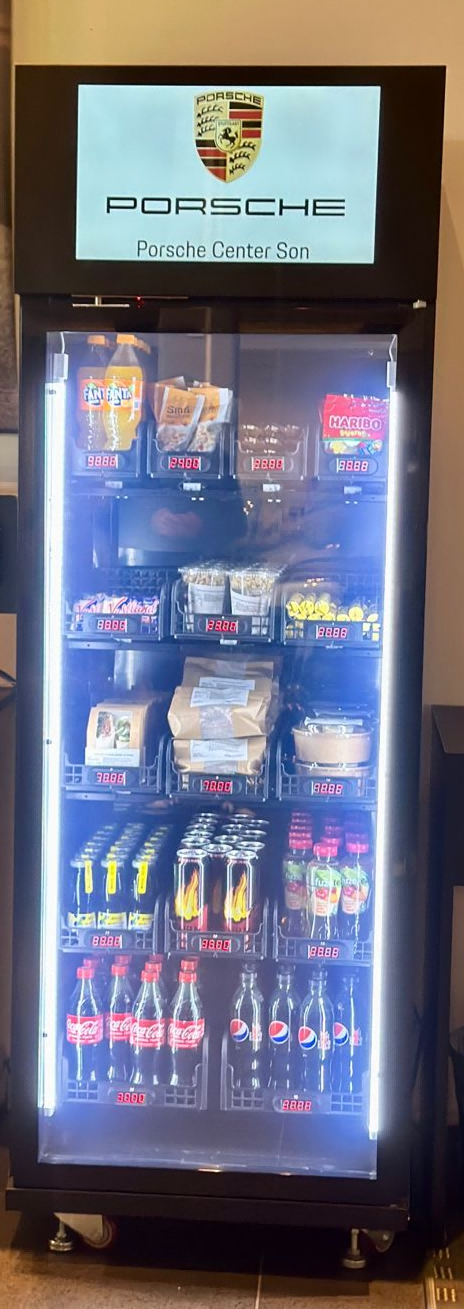 Máquina expendedora de snacks y bebidas con sistema de refrigeración en oficina y despensa
